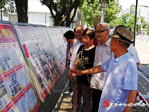 秦忠贵老人讲解图片内容_conew1.jpg