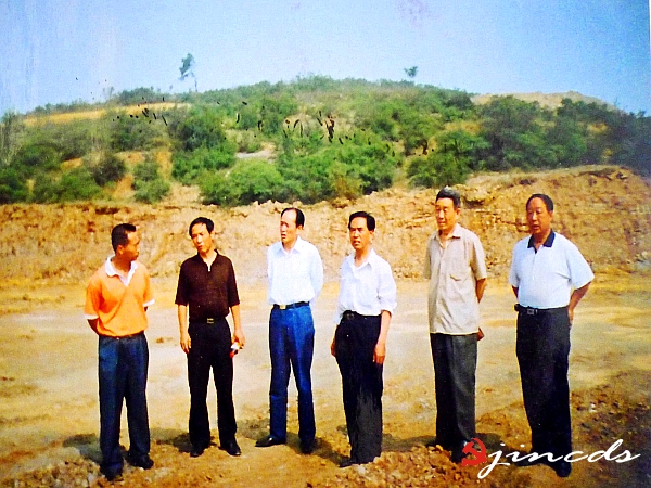 王内贵(右三)随泽州县老科协深入基层一线,指导群众发展养殖业_conew1.jpg