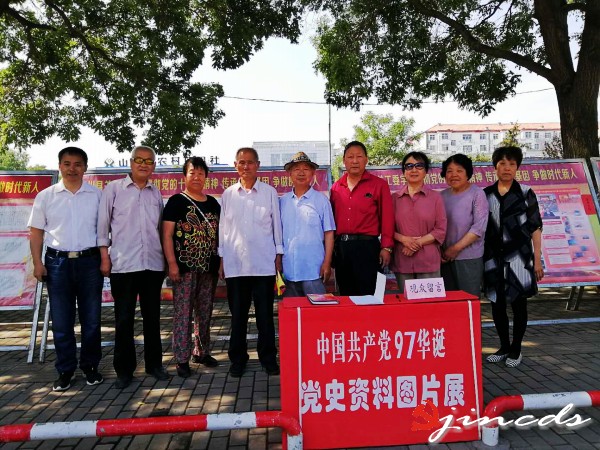 五老志愿者在图片展前合影_conew1.jpg