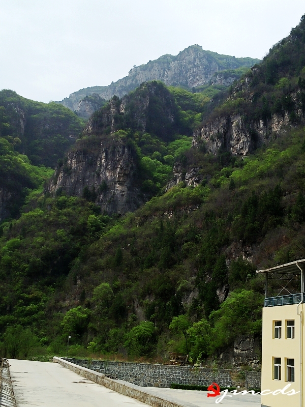 丹河峡谷仰视老龙背山_conew2.jpg