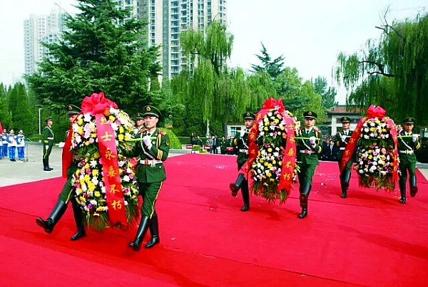 寄托哀思,我市在市烈士陵园隆重举行烈士纪念日敬献花篮仪式