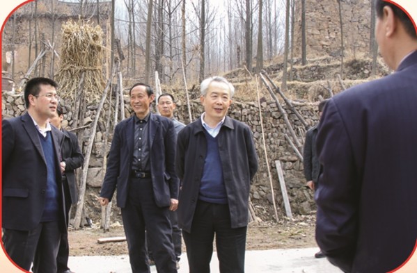 (11)市委常委、秘书长刘爱军（右二）在阳城县横河镇调研