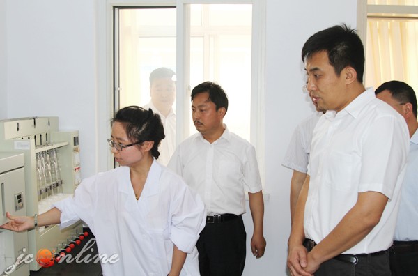(14)副市长赵沂旸（右一）在高平国家粮食储备库调研