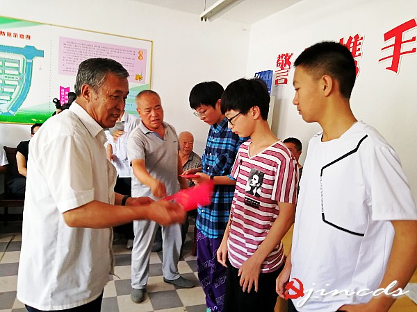 怡枫苑小区业主向三名中考优秀生发放资助金_conew1.jpg