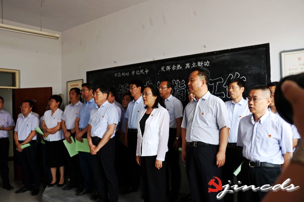 观摩团歌唱《我宣誓》_conew1.jpg