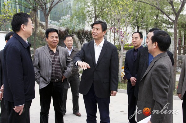 (16)副市长王维平（中）在晋城市第三人民医院就医疗卫生改革进行调研