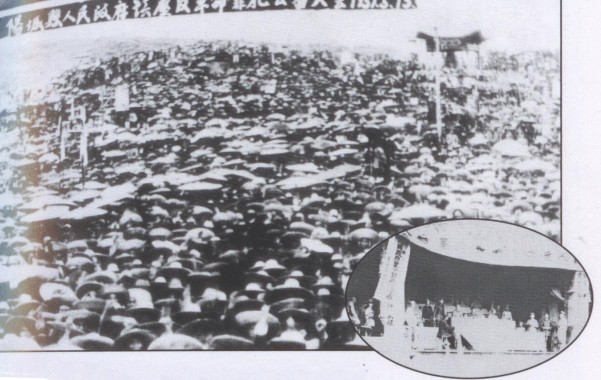 (2)1951年7月6日，中共晋城县第一次代表大会在广教寺（今晋城二招）举行。图为与会全体代表合影