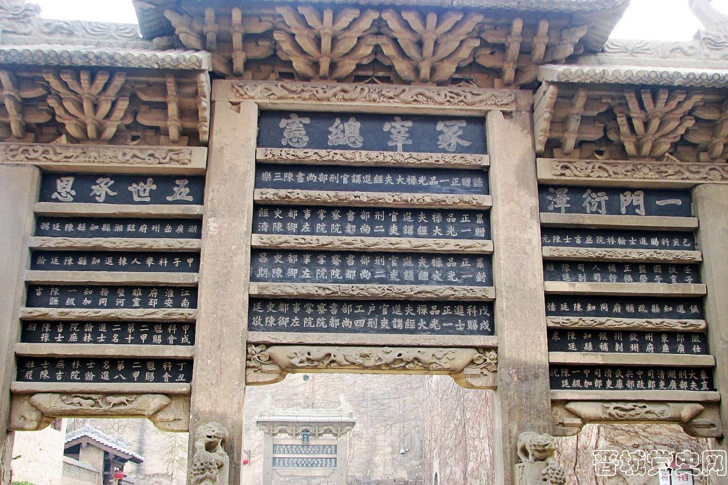 4、大牌坊建于清康熙四十二年，四柱三门式，雕龙刻凤，众兽环绕。（摄影：韩玉芳）
