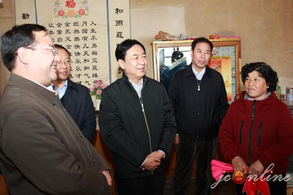 (4)市人大常委会主任孟福贵（中）在阳城县开展走访活动