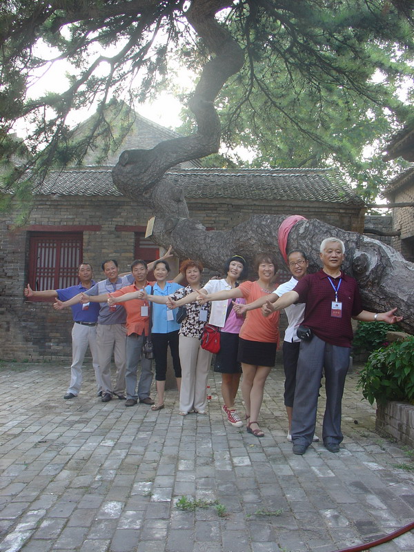 与会同志和千年龙树倾情合影