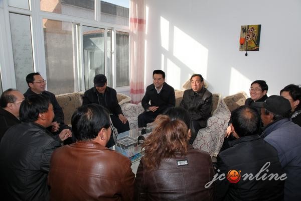 (7)市委常委、宣传部长张志仁（中）在陵川县偏桥底村宣讲十八大精神