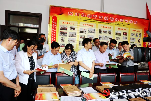 观摩团翻阅资料_conew2.jpg