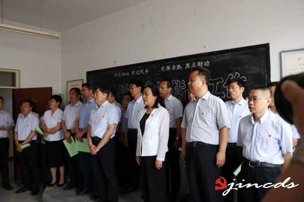 观摩团歌唱《我宣誓》.JPG