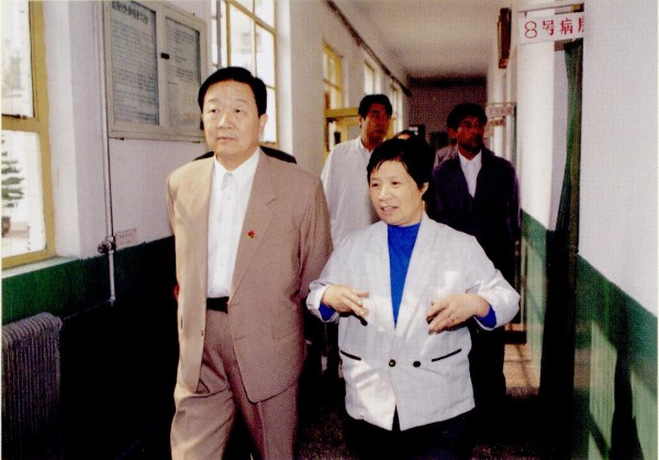 (1)崔光祖（左一）1985年5月至1988年2月任市委书记