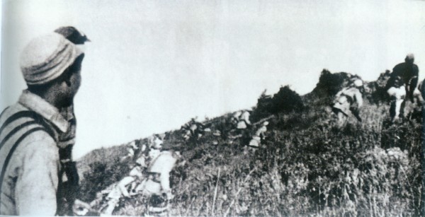 (4)图为战士在桃川搜山