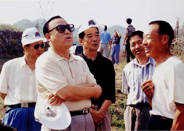 (6)李拴纣（左二）1994年8月至1996年4月任市长，1995年12月至1998年3月任市委书记