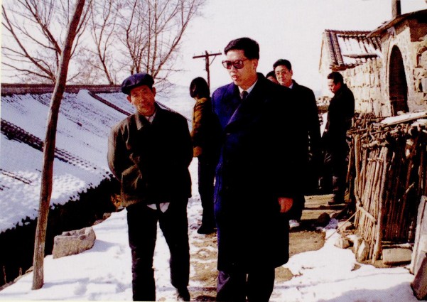 (4)薛荣哲（左二）1985年5月至1992年5月任市长,1992年4月至1994年7月任市委书记