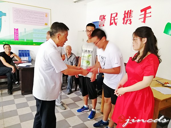 向三名高考优秀生发放资助金_conew1.jpg
