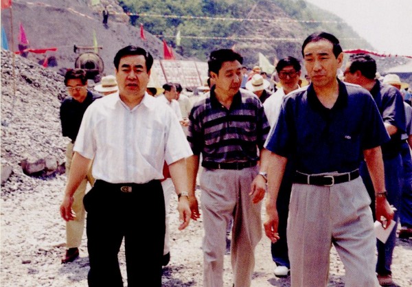 (7)申联彬（左一）1998年3月至2000年2月任市委书记