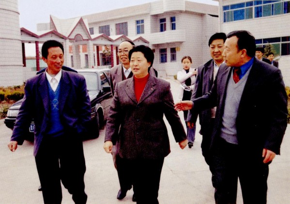 (8)马巧珍（前中）1996年4月至2000年4月任市长，2000年2月至2001年3月任市委书记
