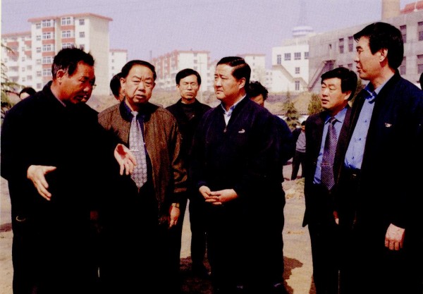 (9)张少农（前中）2001年3月至2005年1月任市委书记