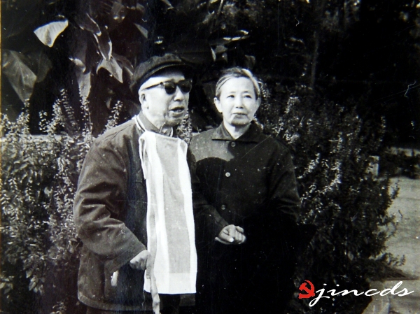 1974年9月滕代远与林一照于农业展览馆_conew1.jpg