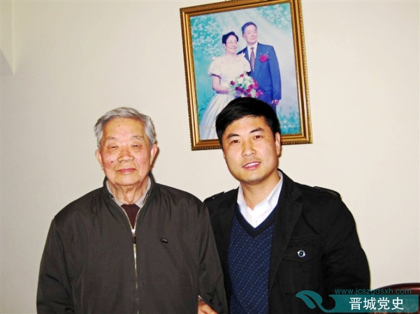 王绍勋的合影作者(左)与老队员张文恒合影作者(右)与老队员张忠勤合影