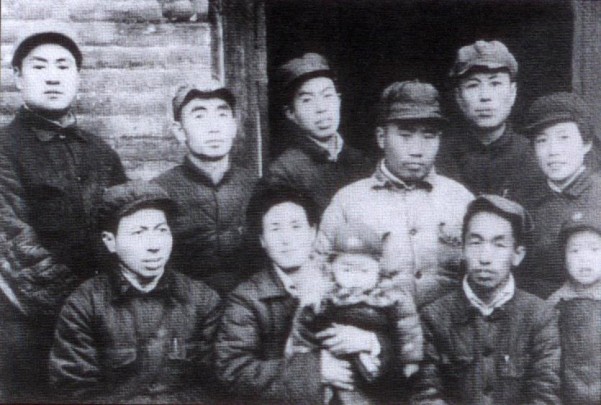 (1)1948年2月，太岳区党委决定组建中共晋城市委。图为晋城市委（管辖原晋城县城关）机关干部合影。