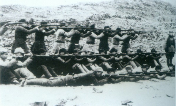 (18)各地民兵进行射击训练，随时准备奔赴战场