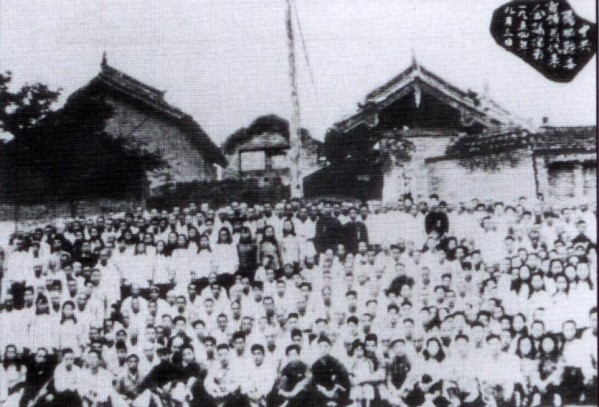 (13)1954年底，阳城县委召开党的宣教工作会议。图为与会代表合影